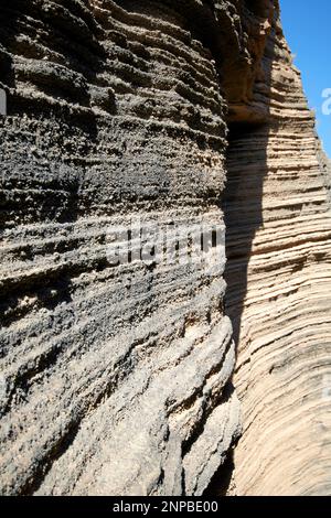 Strati di Ladera del volcan Las Grietas Lanzarote, Isole Canarie, Spagna formazioni rocciose vulcaniche causate dall'erosione Foto Stock