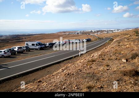 noleggio auto turistiche parcheggiate sul lato della strada visitando las grietas Lanzarote, Isole Canarie, Spagna Foto Stock