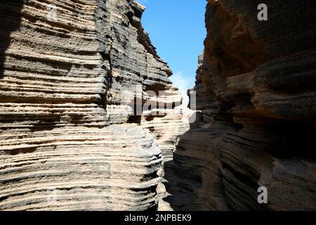 Strati di Ladera del volcan Las Grietas Lanzarote, Isole Canarie, Spagna formazioni rocciose vulcaniche causate dall'erosione Foto Stock