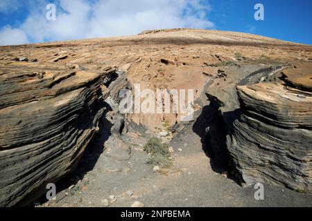 Strati di Ladera del volcan Las Grietas Lanzarote, Isole Canarie, Spagna formazioni rocciose vulcaniche causate dall'erosione Foto Stock