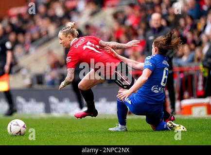 Leah Galton del Manchester United (a sinistra) è affrontata da Sarah Robson di Durham durante la partita di quinta partita della fa Cup della Vitality Women al Leigh Sports Village di Manchester. Data immagine: Domenica 26 febbraio 2023. Foto Stock