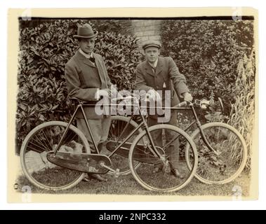 Originale fotografia vittoriana degli uomini con le loro biciclette in un giardino, , ciclismo d'epoca, circa 1898, Worcester zona, REGNO UNITO Foto Stock