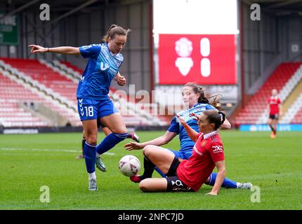 Vilde Boe Risa del Manchester United batte per la palla con Grace Ayre di Durham (a sinistra) e Sarah Robson durante la partita della fa Cup della Vitality Women's al Leigh Sports Village di Manchester. Data immagine: Domenica 26 febbraio 2023. Foto Stock