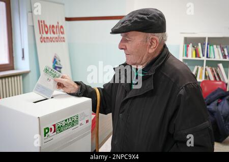 Primarie del Partito democratico Italiano, votare per eleggere il nuovo segretario del partito. Torino, Italia - Febbraio 2023 Foto Stock