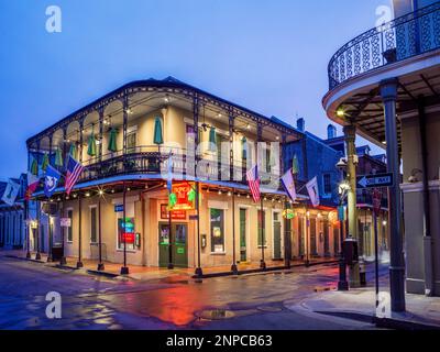 Bourbon Street, la mattina dopo la notte del partito alle 5:30, quartiere francese, New Orleans, Louisiana Stati Uniti, USA Foto Stock