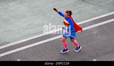 Brighton UK 26th febbraio 2023 - Un corridore di abbigliamento elegante partecipa alla mezza maratona di Brighton del 33rd in una mattinata luminosa lungo la costa meridionale . Ci si aspetta che oltre diecimila corridori prendano parte contribuendo a raccogliere fondi per varie associazioni di beneficenza: Credit Simon Dack / Alamy Live News Foto Stock