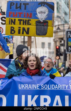 Londra, Regno Unito 25th febbraio 2023, Londra, Regno Unito ÔVictory per la manifestazione di UkraineÕ che segna un anno da quando l'Ucraina fu invasa dalla Russia da Portland Place a Trafalgar Square a Londra. Credit: Jeff Gilbert/Alamy Live News Foto Stock