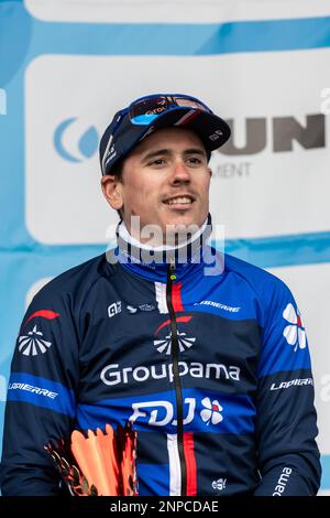 David Gaudu (team Groupama-fdj) al 2nd° posto si vede sul podio. Il Faun Ardeche Classic è una gara ciclistica di un giorno che si tiene il 25 febbraio 2023. Questa edizione è stata vinta dal francese Julien Alaphilippe (squadra Soudal Quick-STEP) davanti al suo connazionale David Gaudu, (squadra Groupama-fdj) secondo e dal pilota danese Mattias Skjelmose (squadra Trek-Segafredo) terzo. (Foto di Laurent Coust / SOPA Images/Sipa USA) Foto Stock