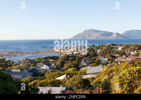 Vista aerea di Kommetjie, Città del Capo, Capo Occidentale, Sud Africa e Die Kom, un bacino marino naturale di marea che è un punto di osservazione degli uccelli Foto Stock