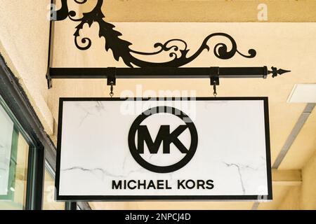 San Marcos, Texas - 2023 febbraio: Firma all'esterno di un negozio outlet per Michael Kors Foto Stock