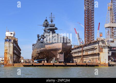 Galveston, Texas, USA - Febbraio 2023: Nave da guerra storica USS Texas in fase di restauro in bacino di carenaggio Foto Stock