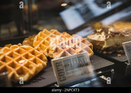 Appetitosi waffle in una vetrina di un caffè in Polonia Foto Stock