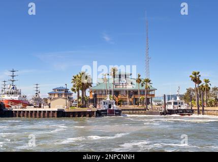 Galveston, Texas, USA - febbraio 2023: Uffici dell'autorità portuale che controlla i movimenti di navigazione nel porto della città Foto Stock