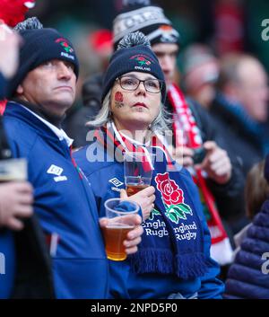 25th febbraio 2023; Principality Stadium, Cardiff, Galles: Six Nations International Rugby Wales versus England; un fan dell'Inghilterra gode dell'atmosfera Foto Stock