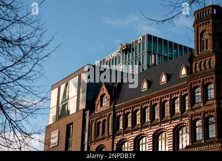 Amburgo, Germania. 26th Feb, 2023. La scritta "Hamburg Süd" viene rimossa dall'ex sede della compagnia di navigazione omonima con l'ausilio di un sollevatore telescopico. Dopo circa 60 anni, la scritta viene rimossa dall'edificio e parzialmente sostituita dal nuovo nome dell'edificio. Credit: Daniel Bockwoldt/dpa/Daniel Bockwoldt/dpa/Alamy Live News Foto Stock