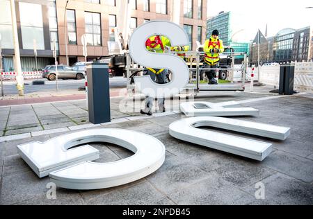 Amburgo, Germania. 26th Feb, 2023. La scritta "Hamburg Süd" viene rimossa dall'ex sede della compagnia di navigazione omonima. Dopo circa 60 anni, la scritta viene rimossa dall'edificio e parzialmente sostituita dal nuovo nome dell'edificio. Credit: Daniel Bockwoldt/dpa/Daniel Bockwoldt/dpa/Alamy Live News Foto Stock