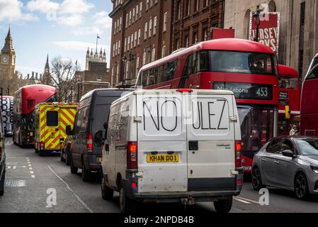 'No ULEZ' sul retro di un furgone bianco, Anti-ULEZ protesta, The Whitehall, Londra, UK 25/02/2023 Foto Stock