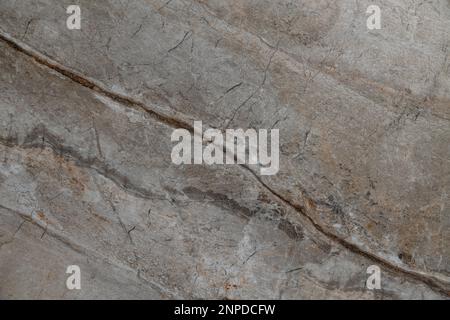 Motivo in marmo marrone con linee roteanti e striature irregolari, nei colori marrone naturale e beige, sfondo liscio e lucido che ricorda la pietra di marmo Foto Stock