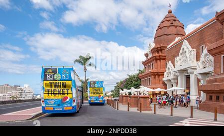 Ingresso al parco acquatico a tema tailandese con molti turisti che si affollano per entrare e due autobus di cortesia in attesa di rientro, Siam Park, Tenerife Foto Stock