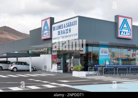 Ingresso con logo banner e orari al famoso supermercato discount situato in un'area commerciale, Aldi a Las Chafiras, Tenerife Foto Stock