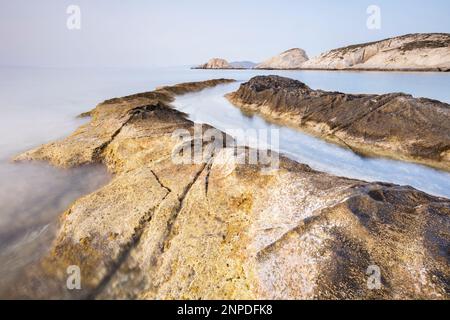 Bella roccia vulcanica al tramonto sulla spiaggia di Sarakiniko a Milos. Foto Stock