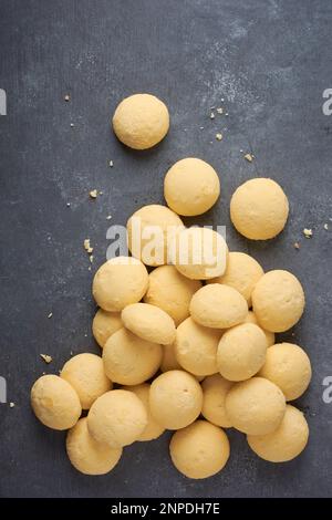 biscotti al ghee o biscotti sparsi su una superficie ruvida, vista ravvicinata dei biscotti fatti in casa in bocca, biscotti senza verdure Foto Stock