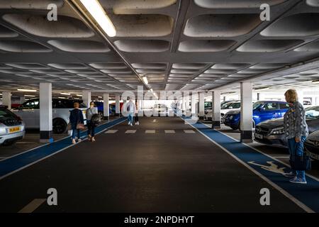 All'interno di un parcheggio a più piani. Foto Stock