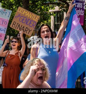 I membri della comunità LGBTQ+ gridano slogan in cima alle loro voci e tengono striscioni mentre protestano contro la mancanza di diritti e assistenza sanitaria per le persone transgender. Foto Stock