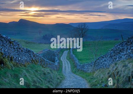 Tramonto sulla corsia di Goat Scarcar sopra Stainforth a Ribblesdale. Foto Stock