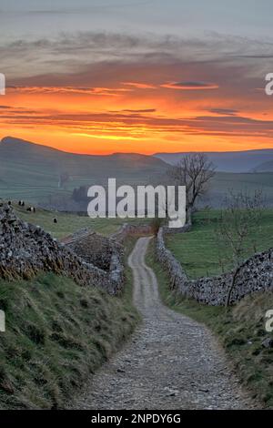 Tramonto sulla corsia di Goat Scarcar sopra Stainforth a Ribblesdale. Foto Stock