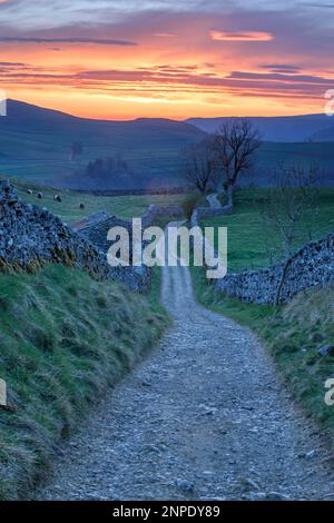 Tramonto sulla corsia di Goat Scarcar sopra Stainforth a Ribblesdale. Foto Stock