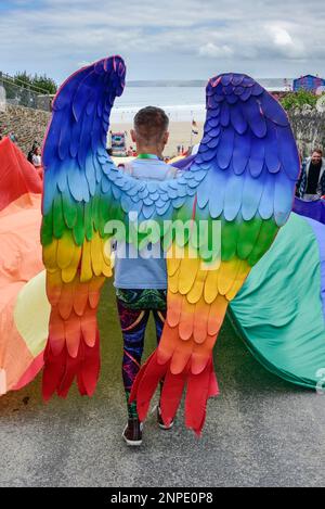 La vivace parata di Cornwall Pride nel centro di Newquay nel Regno Unito. Foto Stock