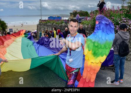 La vivace parata di Cornwall Pride nel centro di Newquay nel Regno Unito. Foto Stock