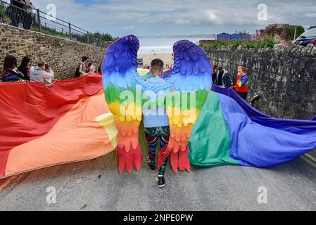 La vivace parata di Cornwall Pride nel centro di Newquay nel Regno Unito. Foto Stock