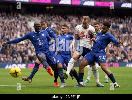 Harry Kane di Tottenham Hotspur sfida la palla con Kalidou Koulibaly di Chelsea, Thiago Silva e Reece James durante la partita della Premier League allo stadio Tottenham Hotspur di Londra. Data immagine: Domenica 26 febbraio 2023. Foto Stock