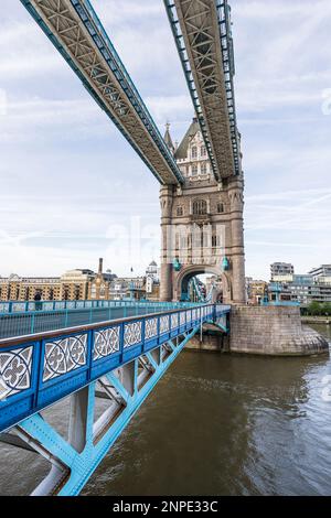 Si affaccia sul centro di Tower Bridge a Londra. Foto Stock