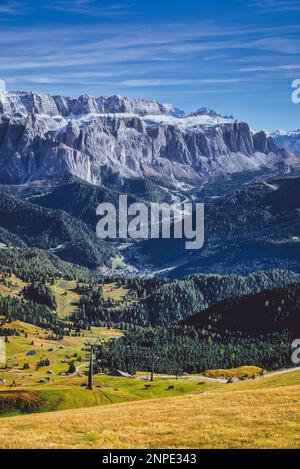 Situato nel Parco Naturale Puez Odle (chiamato anche Parco Naturale Puez Geisler), il Monte Seceda ha uno dei più rappresentativi enigmi delle Dolomiti. Enorme Foto Stock