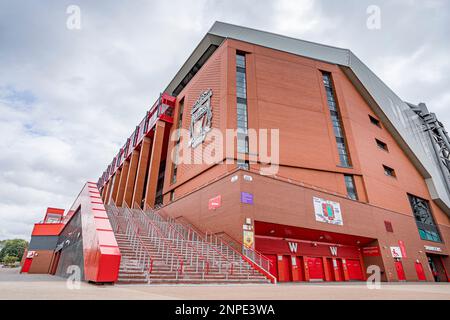 Gradini e ringhiere portano al nuovo stand principale dello stadio Anfield, sede del Liverpool Football Club. Foto Stock