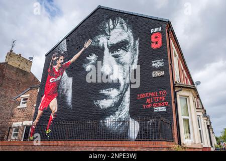 Il murale Ian Rush raffigurato di fronte allo stadio Anfield di Liverpool. Foto Stock