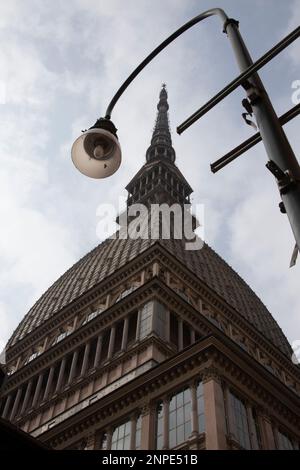 La torre della Mole Antonelliana - originariamente una sinagoga - ospita il museo nazionale del cinema, un importante edificio di Torino Foto Stock