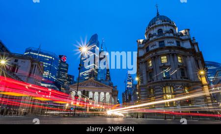 Percorsi stradali ad un incrocio trafficato a Londra. Foto Stock