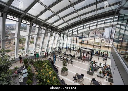 I turisti godono di vedute di Londra dallo Sky Garden sulla cima del Walkie Talkie Building. Foto Stock