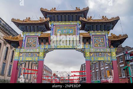 Lo splendido paifang che segna l'ingresso a Chinatown a Liverpool. Foto Stock