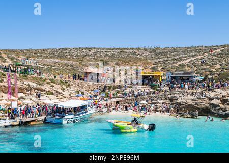 Turisti che si agguantano verso la popolare costa della Laguna Blu sull'isola di Comino a Malta. Foto Stock