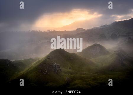 La nebbia si radura sopra l'scarpata di Llangattock nei Beacon Brecon. Foto Stock