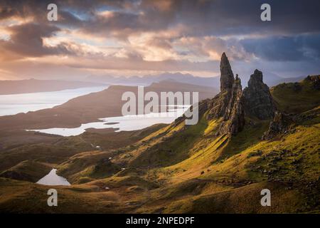 La mattina presto luce sul Vecchio uomo di Storr sull'Isola di Skye. Foto Stock