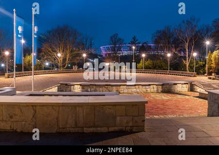 Chorzów, Polonia - 23 febbraio 2023: Parco Slesiano a Chorzów. Dance Circle dopo il rinnovo. Un pavimento in pietra circondato da un auditorium. Stad. Silesian Foto Stock