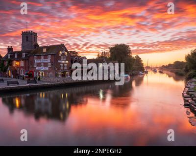 Gli edifici di Wareham Quay si riflettevano nel fiume Frome all'alba. Foto Stock