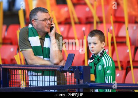 26th febbraio 2023; Hampden Park, Glasgow, Scozia: Scottish Viaplay Cup Football Final, Rangers versus Celtic; tifosi celtici Foto Stock