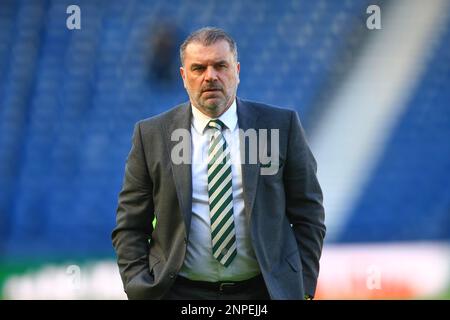 26th febbraio 2023; Hampden Park, Glasgow, Scozia: Scottish Viaplay Cup Football Final, Rangers versus Celtic; il manager celtico Ange Postecoglou ispeziona il campo prima della partita Foto Stock